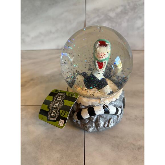 NWT Disney Beetlejuice 5.5” Sandworm Snow Globe 2021 Ruz - Picture 4 of 7